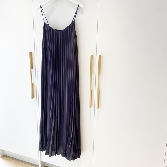 BNWT Strappy Pleated Maxi in Graphite - Picture 4 of 12